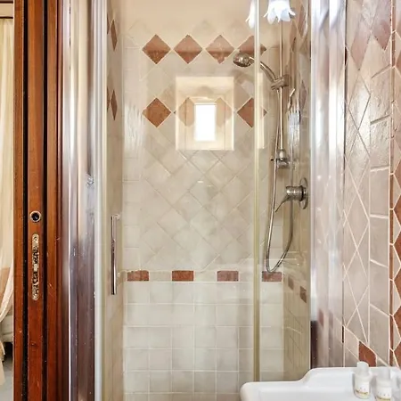Apartment Elegant Historic House -10 Min To The Center -